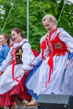 Beskidzki folklor na placu Chrobrego
