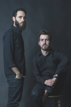 Akustyczne, pop-rockowe brzmienie