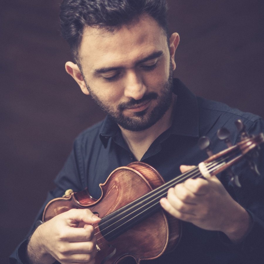 Zagra meksykański skrzypek jazzowy
