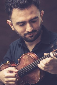 Zagra meksykański skrzypek jazzowy