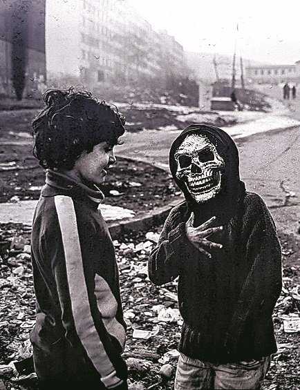 Artystyczne fotografie na dziedzińcu UBB
