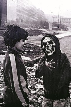 Artystyczne fotografie na dziedzińcu UBB