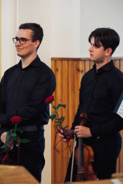Harmonijne brzmienie z połączenia skrzypiec i organów