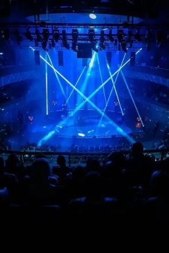 Cavatina Hall od kulis