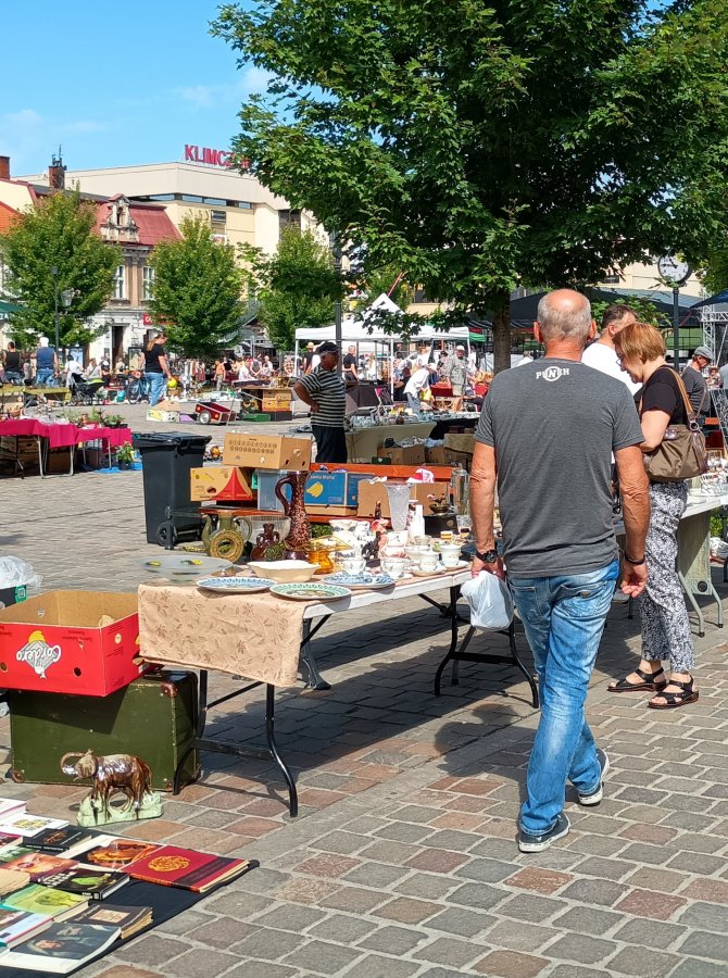 Plac pełen staroci