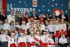 Pamiątkowe zdjęcie uczestników uroczystości .