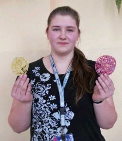 Marta kreuje biżuterię.