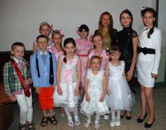 Oficjalne zdjęcie małych modeli oraz Jadwigi Stachury, właścicielki Styl Studio Vena.