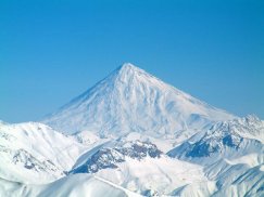 Najwyższy szczyt Iranu Demawend (5610 m n.p.m.) zimą