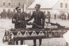 Poświęcenie broni na Rynku w Oświęcimiu w 1939 r. Jan Wawrzyczek z lewej.