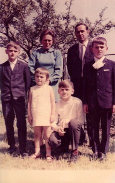 Zdjęcie rodzinne z roku 1971. Rodzice Stefania i Józef oraz czwórka rodzeństwa, od lewej: Bogusław, Irena, Stanisław i Józef (na zdjęciu nie ma najmłodszej siostry Anny urodzonej dopiero w roku 1974.