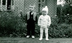 Piotr (z lewej) z pierwszą dziewczyną – w ubranku wykonanym przez mamę