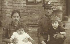 Biała, rok 1927, Helena i Wilhelm Mattern Buczek z dziećmi – starszą Mieczysławą i Zofią Buczek (po mężu Karaśkiewicz).