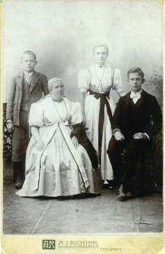 Marianna Górniak-Cienciałowa z dziećmi – córką Anną i synami Franciszkiem i Janem.