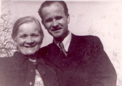 Adolf Molak ze swoją mamą w 1938 r.