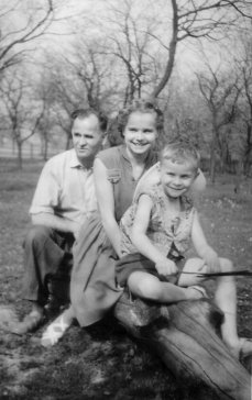 Adolf Molak z dziećmi – córką Haliną i synem Andrzejem w Cisownicy, lata 60.