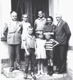 29 sierpnia1965 r. Spotkanie ludowców  w Cisownicy, od lewej stoją: Edward Kaleta, córka Halina Molak, Adolf Molak, żona Helena Molak, Stanisław Mierzwa; z przodu: syn Andrzej oraz siostrzeńcy – Krystyna Mikler i Jerzy Mikler.