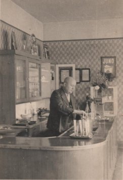 Adolf Folwarczny za ladą restauracji przy ul. Rzeźniczej, Bielsko, lata 30.