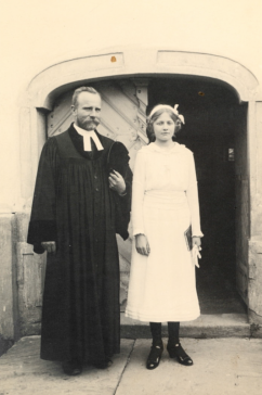 Mania z ojcem ks. Karolem Kuliszem w dniu konfirmacji przed kościołem w Ligotce Kameralnej.