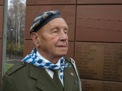 Listopad 2008 r. Józef Drożdż podczas odsłonięcia na cmentarzu w Kamienicy tablic z nazwiskami mieszkańców Podbeskidzia pomordowanych w hitlerowskich obozach koncentracyjnych i więzieniach.