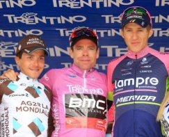 Na podium Giro del Trentino 2014 wraz z Domenico Pozzovivo i Cadelem Evansem