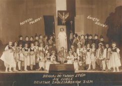 Dzieci z Łaz (obecnie dzielnica Orłowej) świetowały powrót Zaolzia do Macierzy w1938 r.