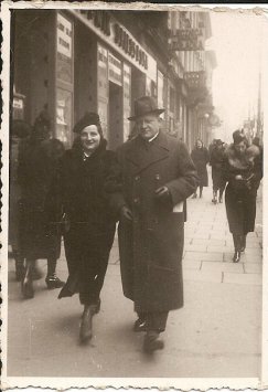 Rodzice, tata Edward i mama Anna, na ul. Marszałkowskiej w Warszawie, we wczesnych latach 30. XX w. Fot. z albumu rodzinnego Stanisława Janickiego.
