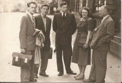 Rodzice, tata Edward (z prawej), jego druga żona, Helena (obok małżonka) i Stanisław Janicki. Zabrze, lata 50 XX w.