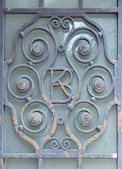 Monogram Karola Bachracha na kracie bramy kamienicy przy ul. 3 Maja 31.