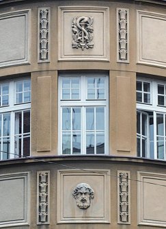 Wąż Eskulapa i głowa Hipokratesa na elewacji budynku dawnej Kasy Chorych przy ulicy Krasińskiego 34.