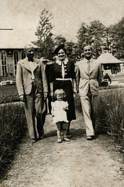 Szczęśliwa rodzina na deptaku w Horyńcu. Lipiec 1939 r. Aleksander Wawryka (z lewej) z żoną Albiną i jej bratem Stanisławem oraz Aleksandrą Wawrykówną, obecnie Kulakową.
