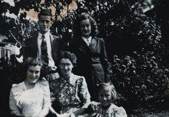 Aleksandra Kulakowa (z prawej strony na dole) z nowozelandzką rodziną Mc Aloon, która się nią opiekowała.