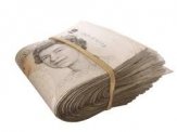 Zapewnia pomoc finansową