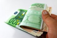 Zapewnia pomoc finansową