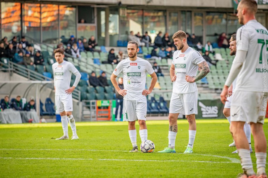 Kandydat do awansu zatrzymany. Cenny punkt wywalczony po heroicznym boju