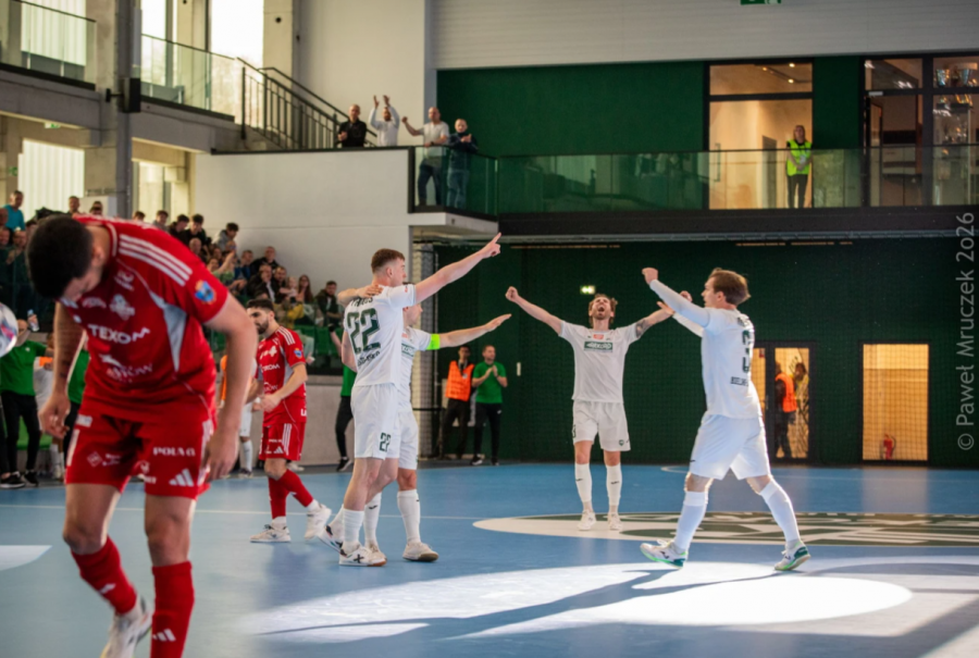 Zabójcza końcówka i piękny gol z woleja. Pierwszy krok w stronę półfinału zrobiony