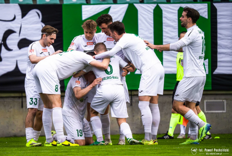 Jeden gol wystarczył, by pokonać kolejnego beniaminka. Znów są blisko strefy barażowej