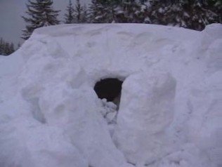 Nocleg w śnieżnej dziurze