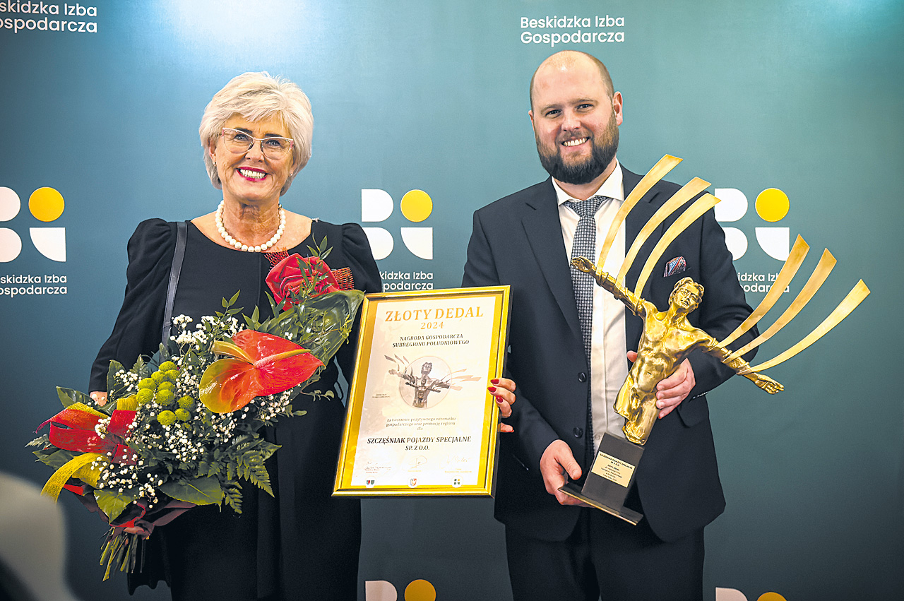 Współzałożycielka firmy, Prezes Anna Szczęśniak i Prezes Zarządu Grzegorz Szczęśniak z nagrodą Złotego Dedala 2024.