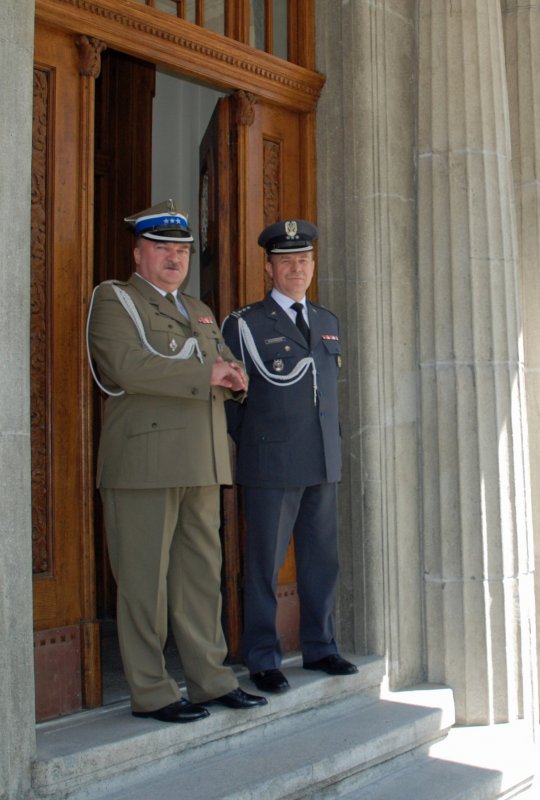 Z wielką, żołnierską pompą