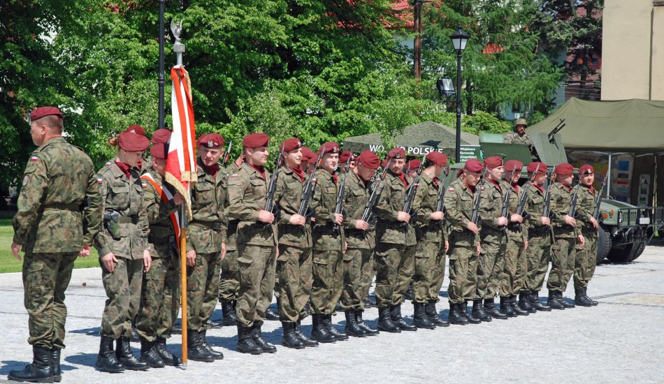 Z wielką, żołnierską pompą