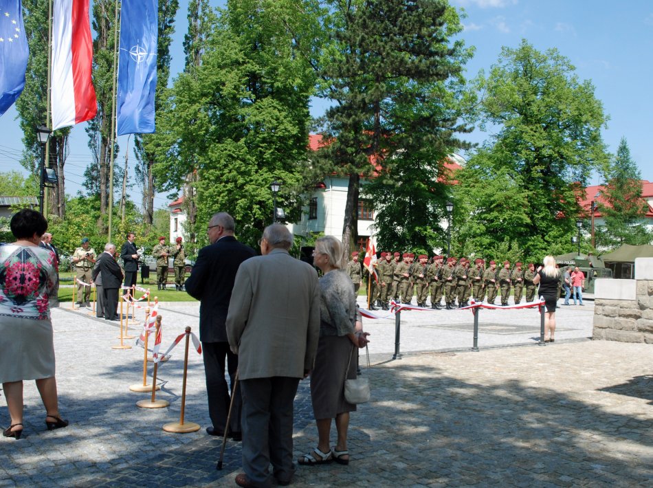 Z wielką, żołnierską pompą
