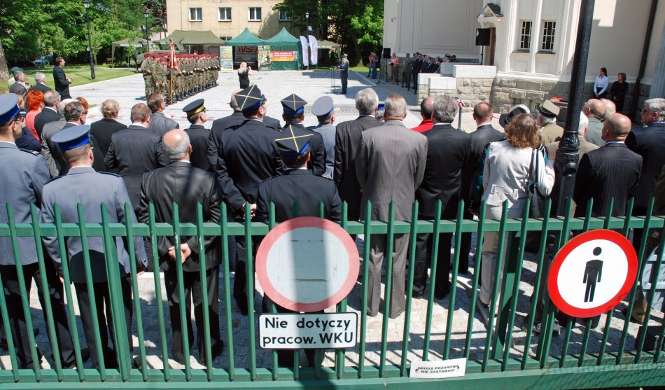 Z wielką, żołnierską pompą