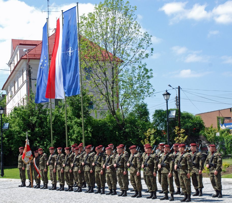 Z wielką, żołnierską pompą