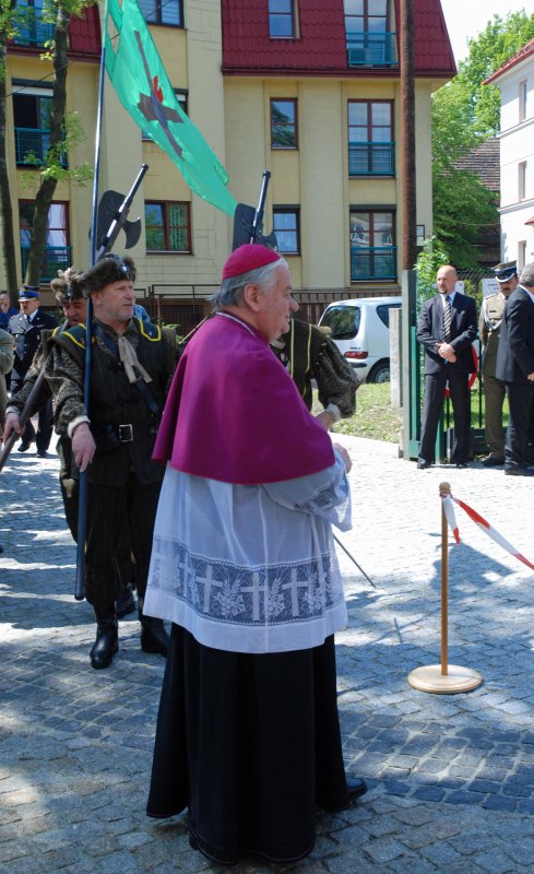 Z wielką, żołnierską pompą