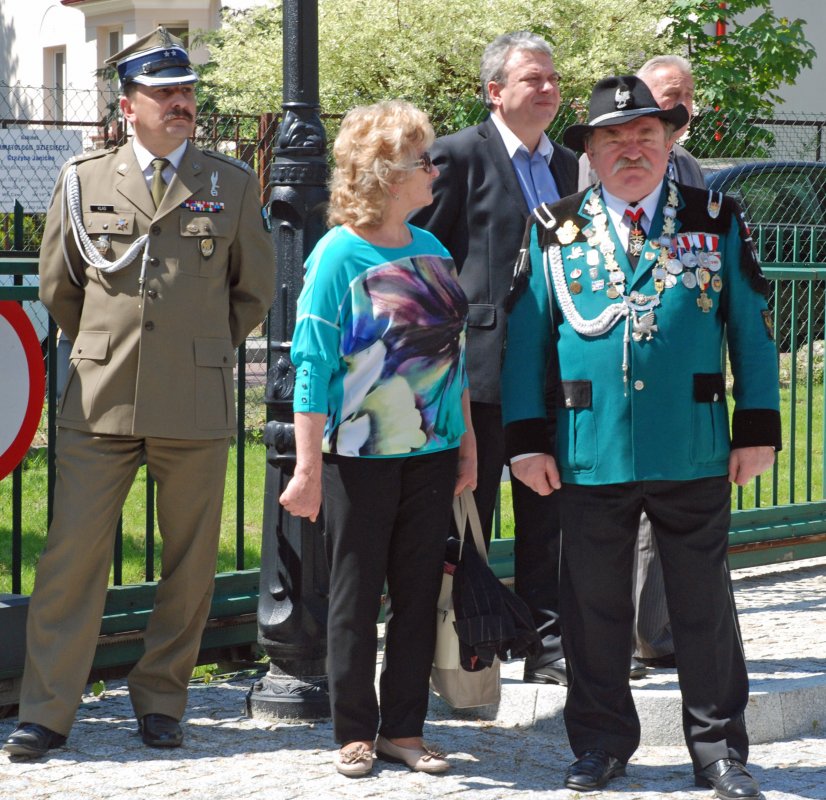 Z wielką, żołnierską pompą
