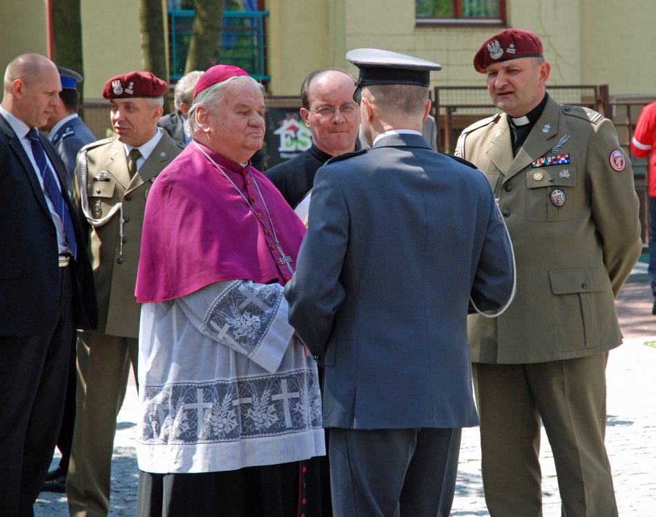 Z wielką, żołnierską pompą