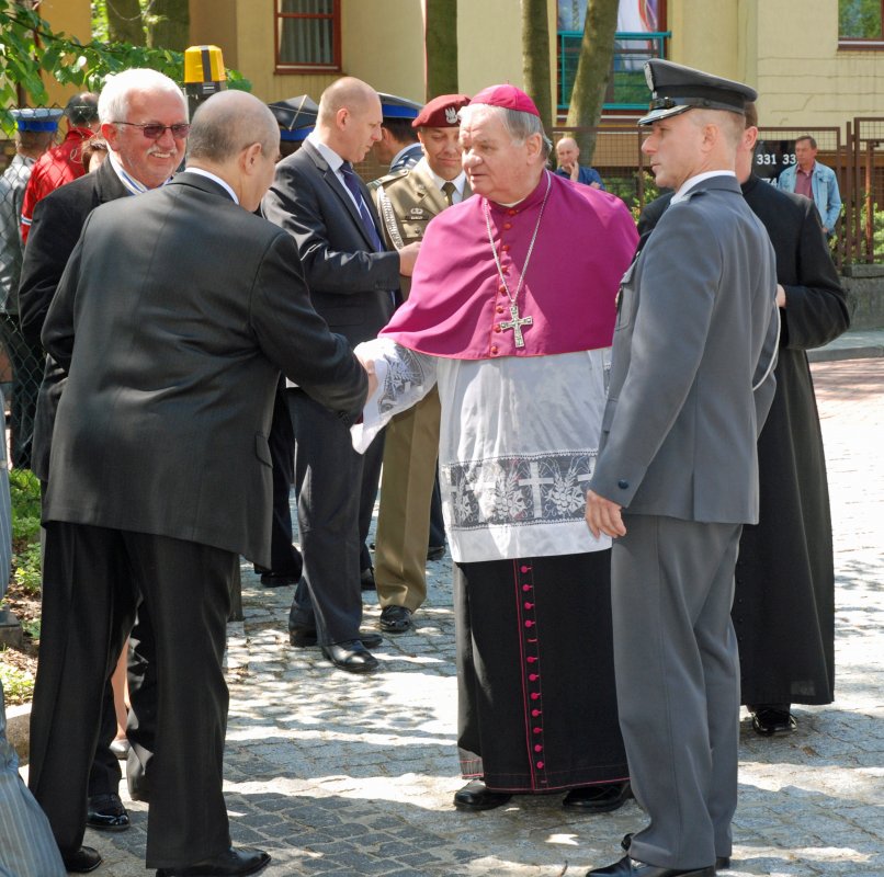 Z wielką, żołnierską pompą