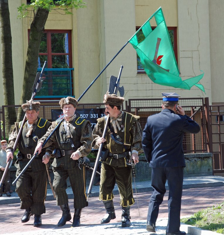 Z wielką, żołnierską pompą