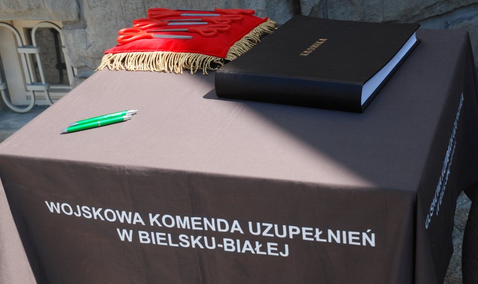 Z wielką, żołnierską pompą